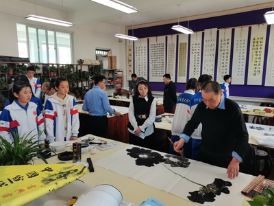 政協(xié)蘭州市委員會開展文化進校園活動，架起委員聯(lián)系界別群眾的橋梁